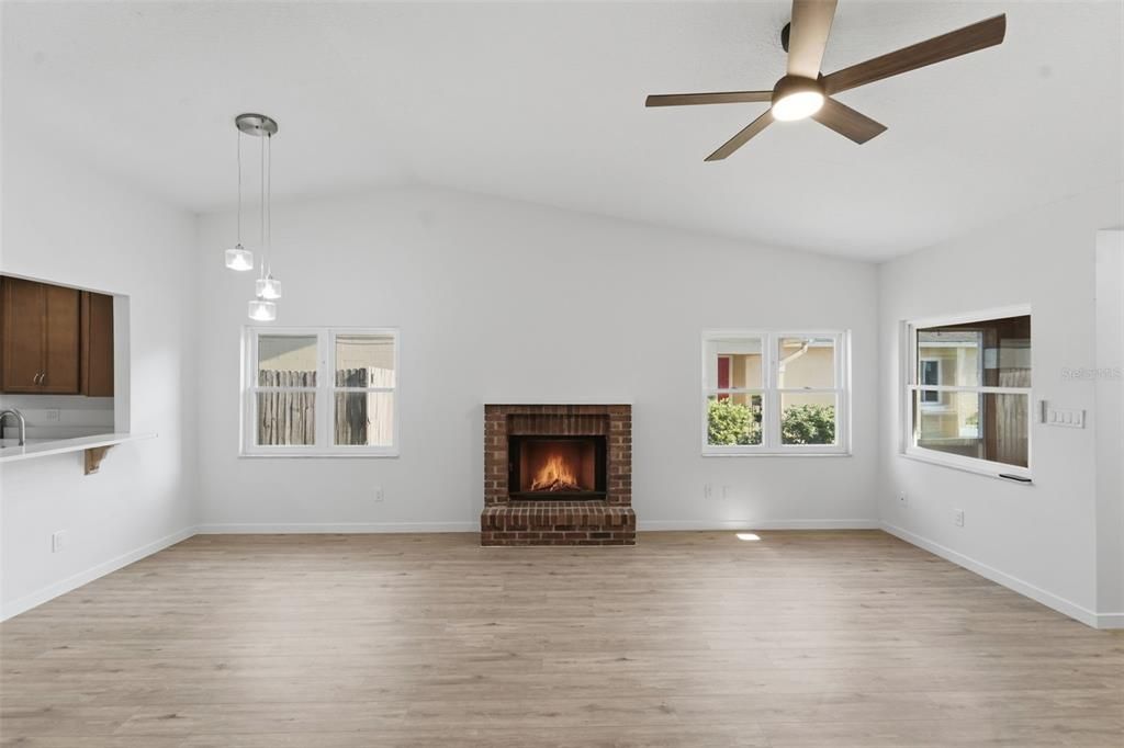 Active With Contract: $305,000 (3 beds, 2 baths, 1256 Square Feet)