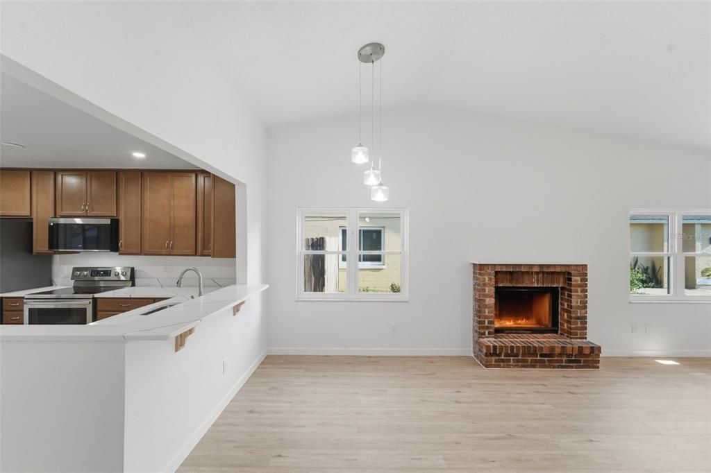 Active With Contract: $305,000 (3 beds, 2 baths, 1256 Square Feet)