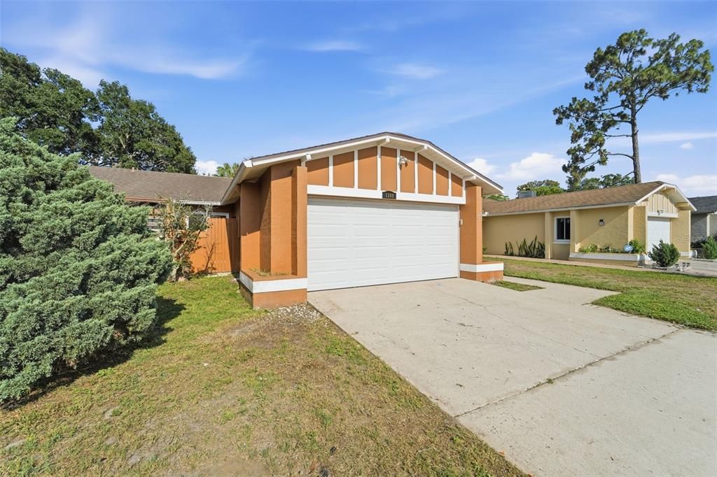 Active With Contract: $305,000 (3 beds, 2 baths, 1256 Square Feet)