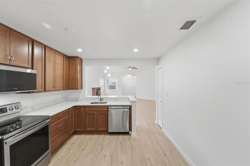 Active With Contract: $305,000 (3 beds, 2 baths, 1256 Square Feet)