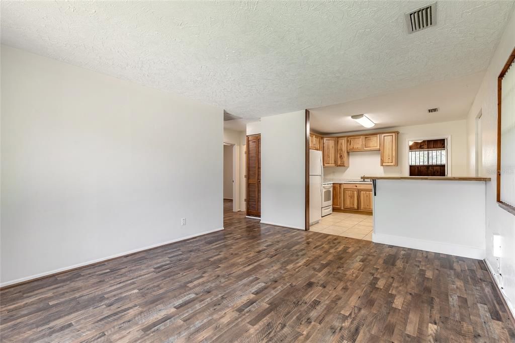 For Sale: $249,900 (3 beds, 1 baths, 924 Square Feet)