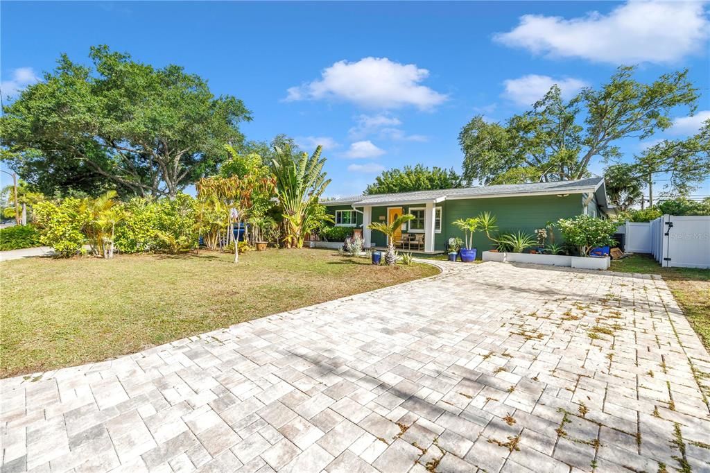 Activo con contrato: $550,000 (3 camas, 2 baños, 1922 Pies cuadrados)