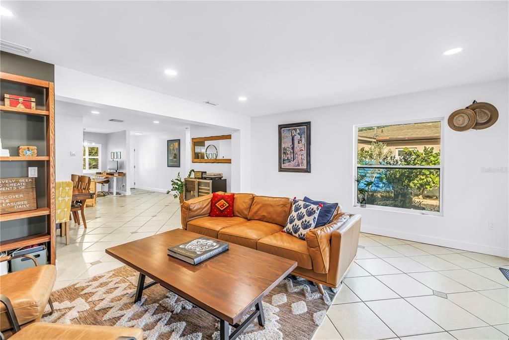 Activo con contrato: $550,000 (3 camas, 2 baños, 1922 Pies cuadrados)
