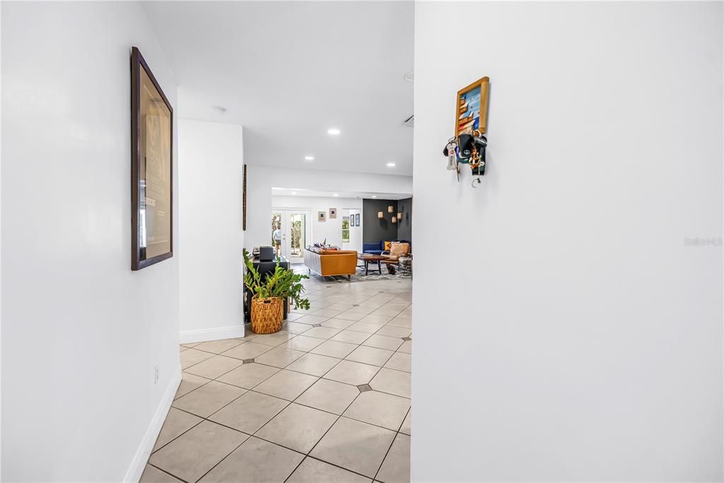 Activo con contrato: $550,000 (3 camas, 2 baños, 1922 Pies cuadrados)
