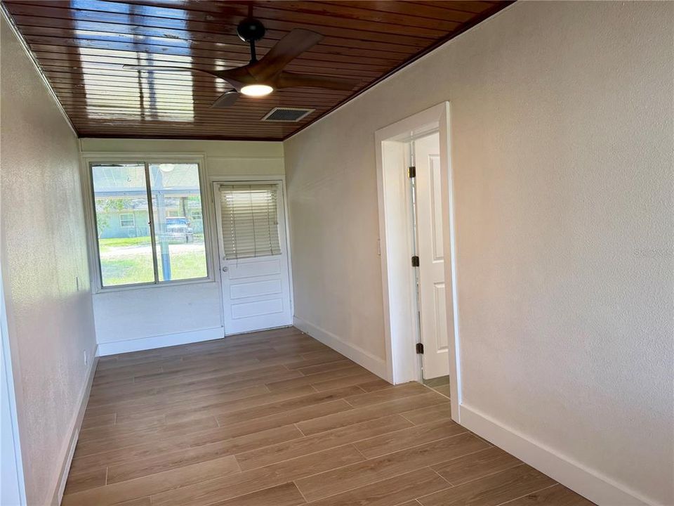 For Sale: $350,000 (2 beds, 1 baths, 1184 Square Feet)