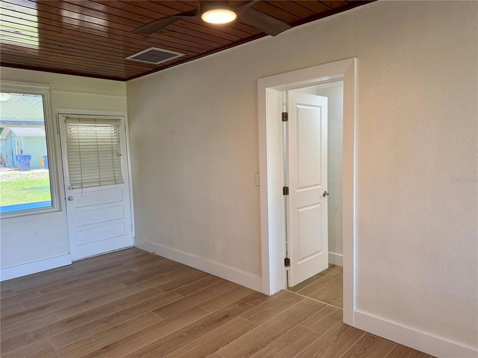For Sale: $350,000 (2 beds, 1 baths, 1184 Square Feet)