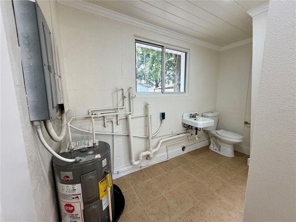For Sale: $350,000 (2 beds, 1 baths, 1184 Square Feet)