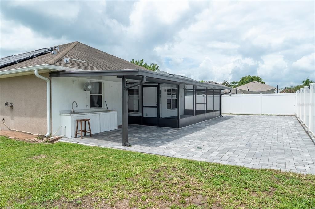 En Venta: $449,000 (4 camas, 2 baños, 2026 Pies cuadrados)