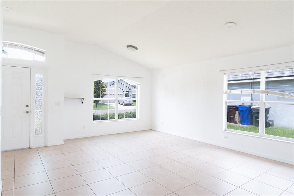 En Venta: $449,000 (4 camas, 2 baños, 2026 Pies cuadrados)