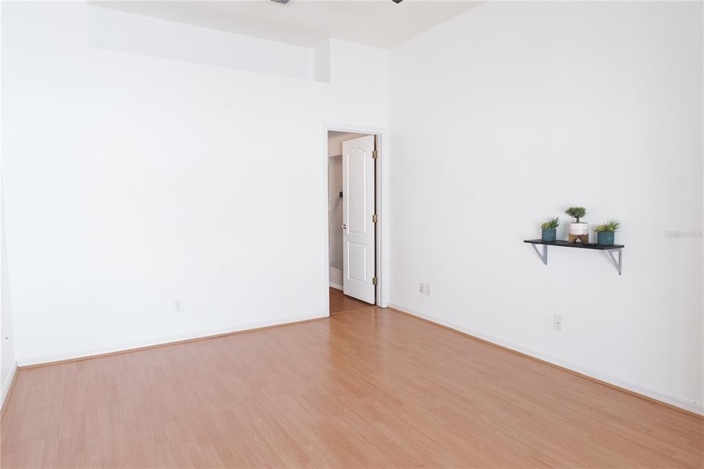 En Venta: $449,000 (4 camas, 2 baños, 2026 Pies cuadrados)