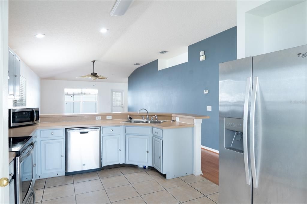 En Venta: $449,000 (4 camas, 2 baños, 2026 Pies cuadrados)