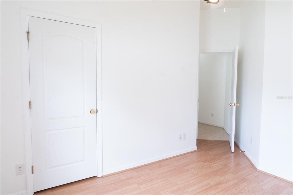 En Venta: $449,000 (4 camas, 2 baños, 2026 Pies cuadrados)