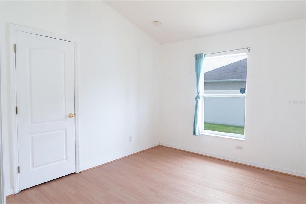 En Venta: $449,000 (4 camas, 2 baños, 2026 Pies cuadrados)