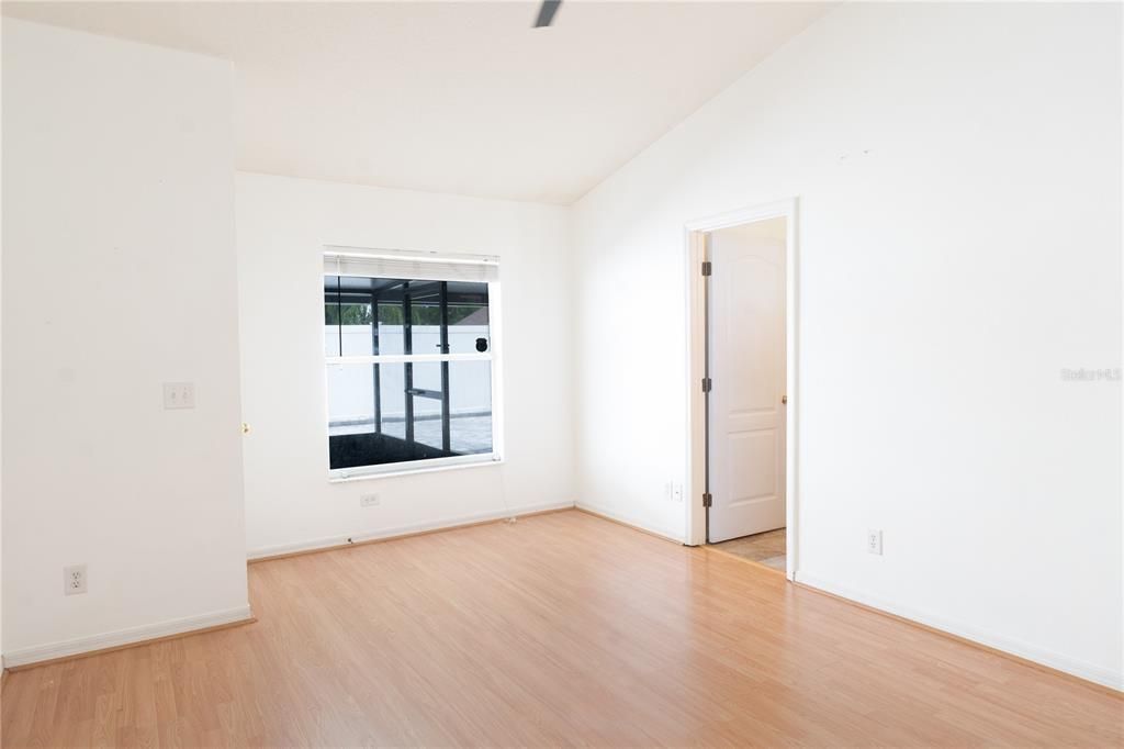 En Venta: $449,000 (4 camas, 2 baños, 2026 Pies cuadrados)