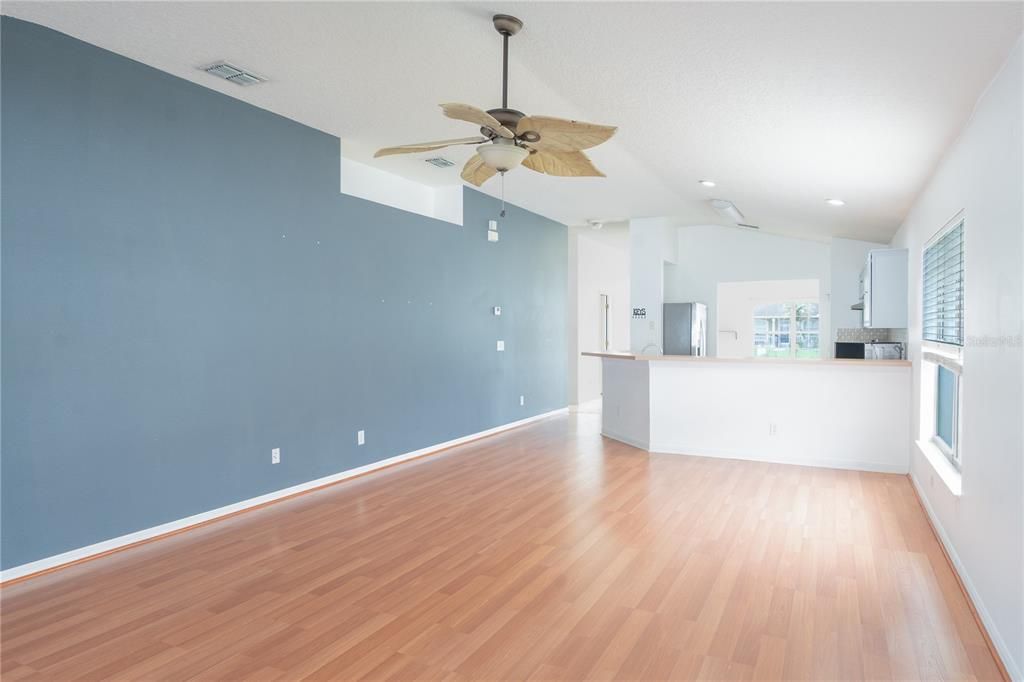 En Venta: $449,000 (4 camas, 2 baños, 2026 Pies cuadrados)