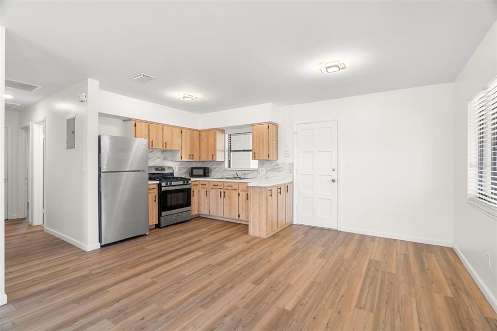 For Sale: $260,000 (3 beds, 1 baths, 900 Square Feet)