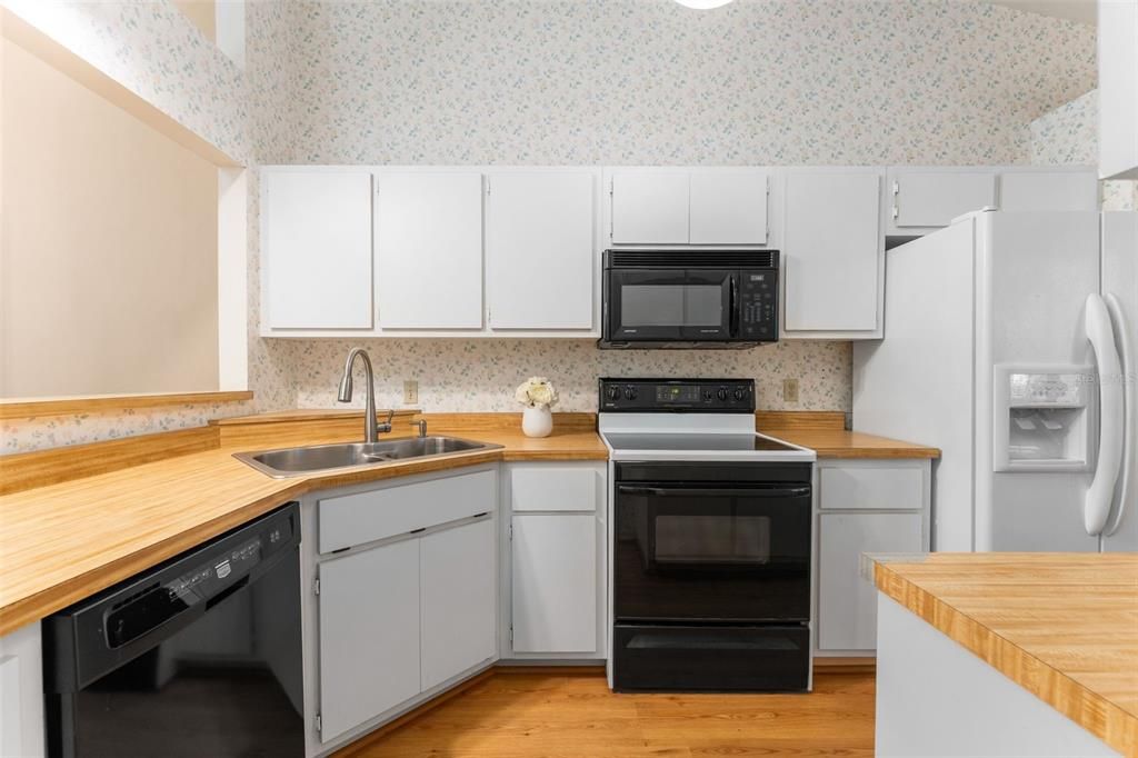 Active With Contract: $219,000 (2 beds, 2 baths, 1420 Square Feet)