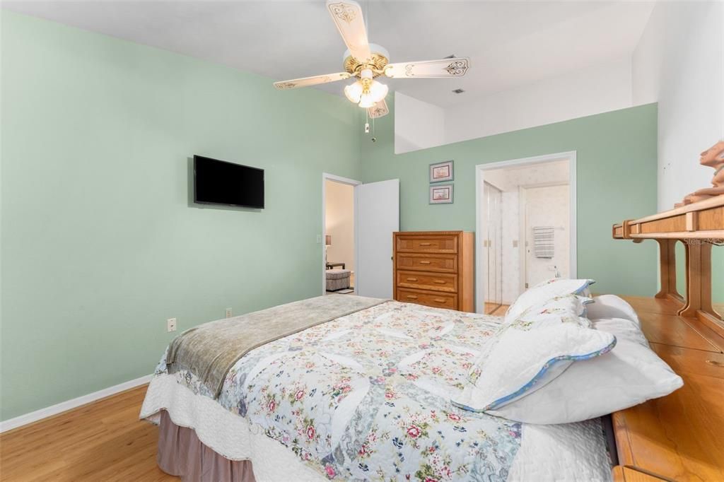 Active With Contract: $219,000 (2 beds, 2 baths, 1420 Square Feet)