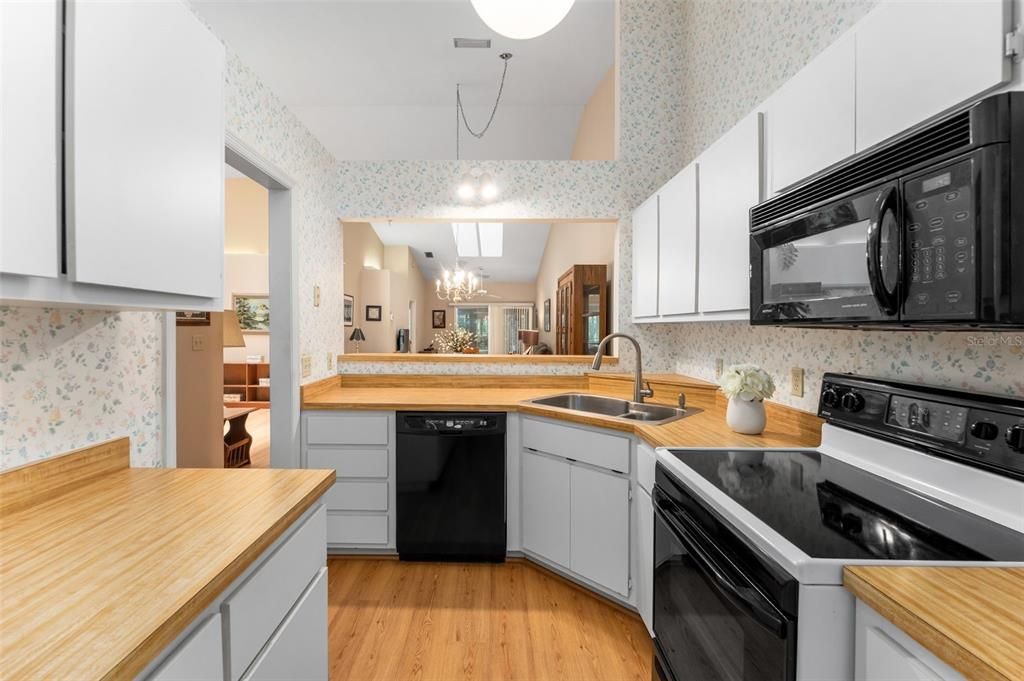 Active With Contract: $219,000 (2 beds, 2 baths, 1420 Square Feet)