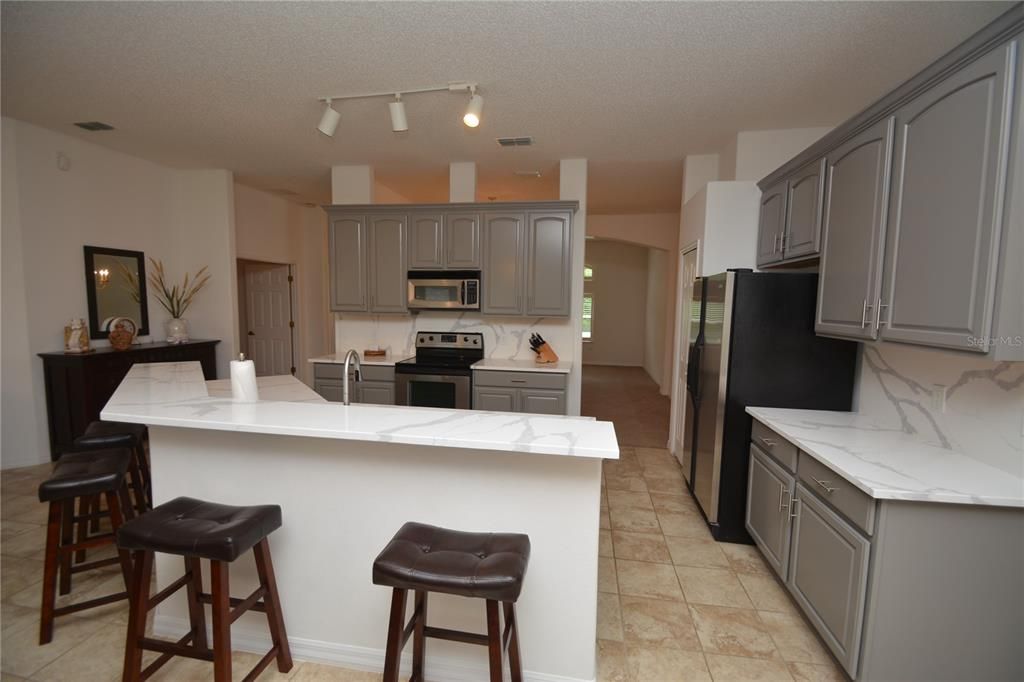 For Rent: $2,300 (3 beds, 2 baths, 1928 Square Feet)