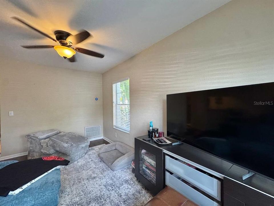 For Rent: $1,700 (2 beds, 1 baths, 884 Square Feet)