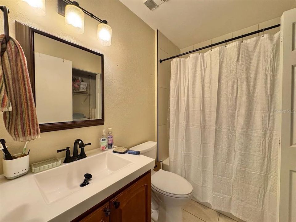 For Rent: $1,700 (2 beds, 1 baths, 884 Square Feet)