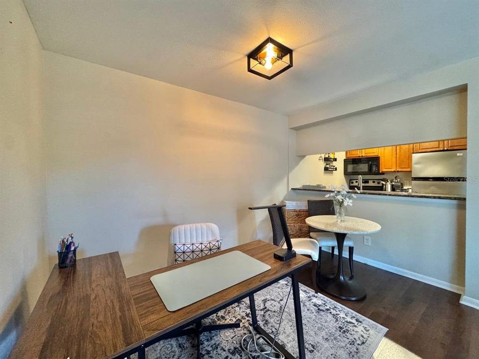 For Rent: $1,700 (2 beds, 1 baths, 884 Square Feet)