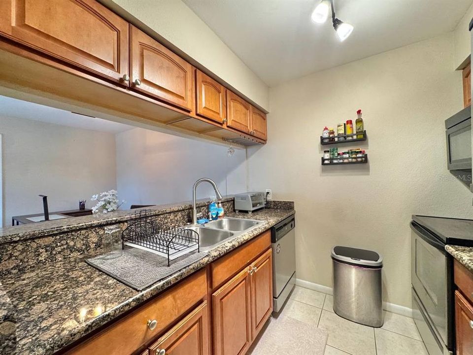 For Rent: $1,700 (2 beds, 1 baths, 884 Square Feet)