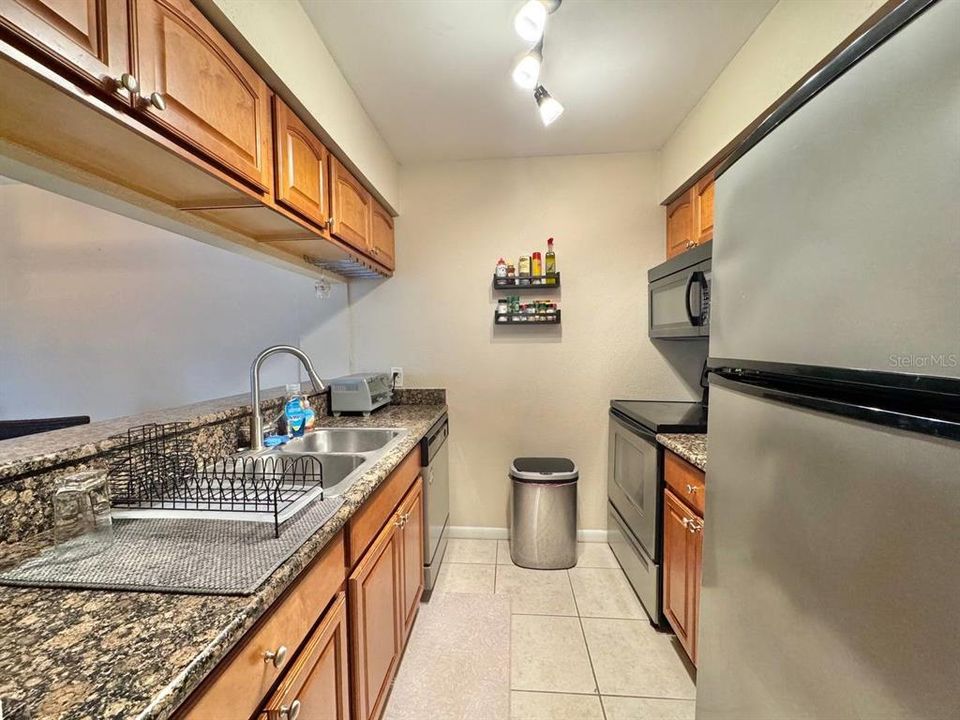 For Rent: $1,700 (2 beds, 1 baths, 884 Square Feet)