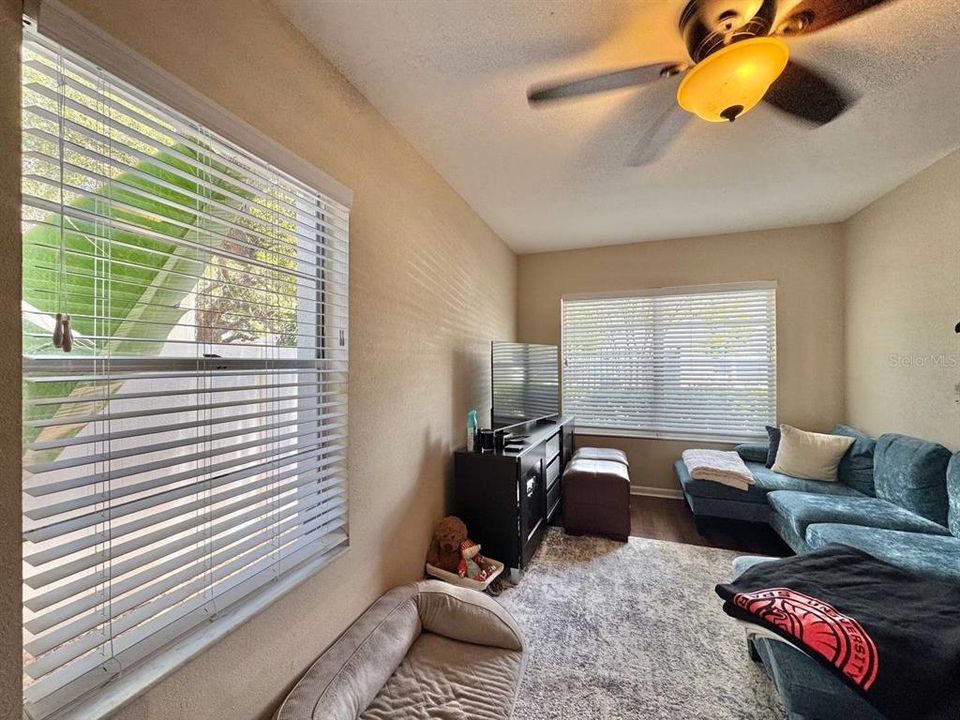 For Rent: $1,700 (2 beds, 1 baths, 884 Square Feet)