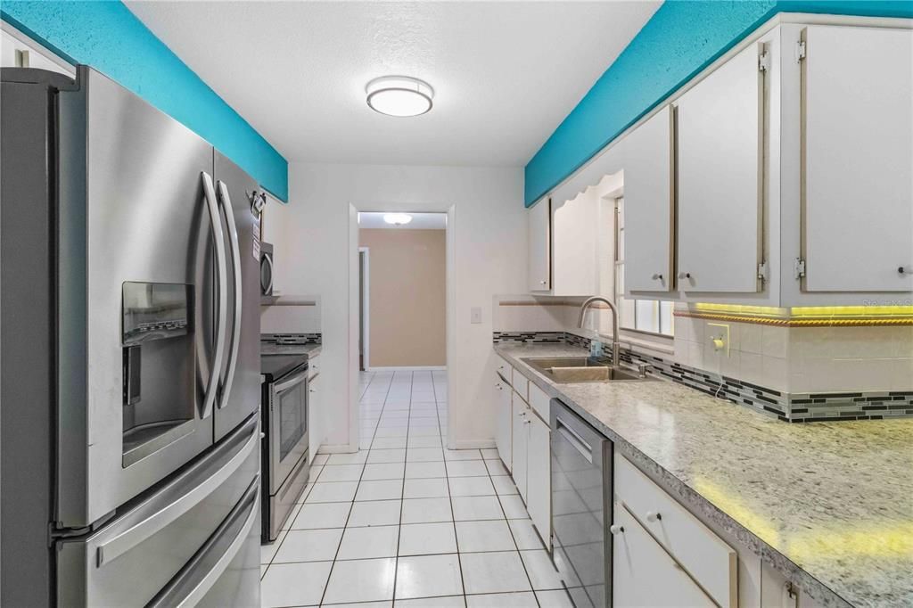 На продажу: $395,000 (4 спален, 2 ванн, 2241 Квадратных фут)