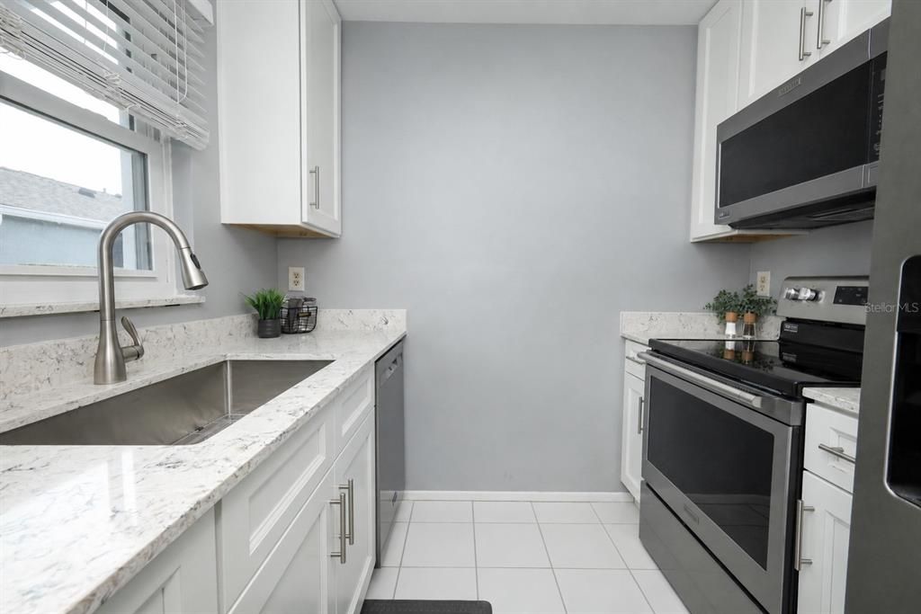For Sale: $239,000 (2 beds, 2 baths, 934 Square Feet)