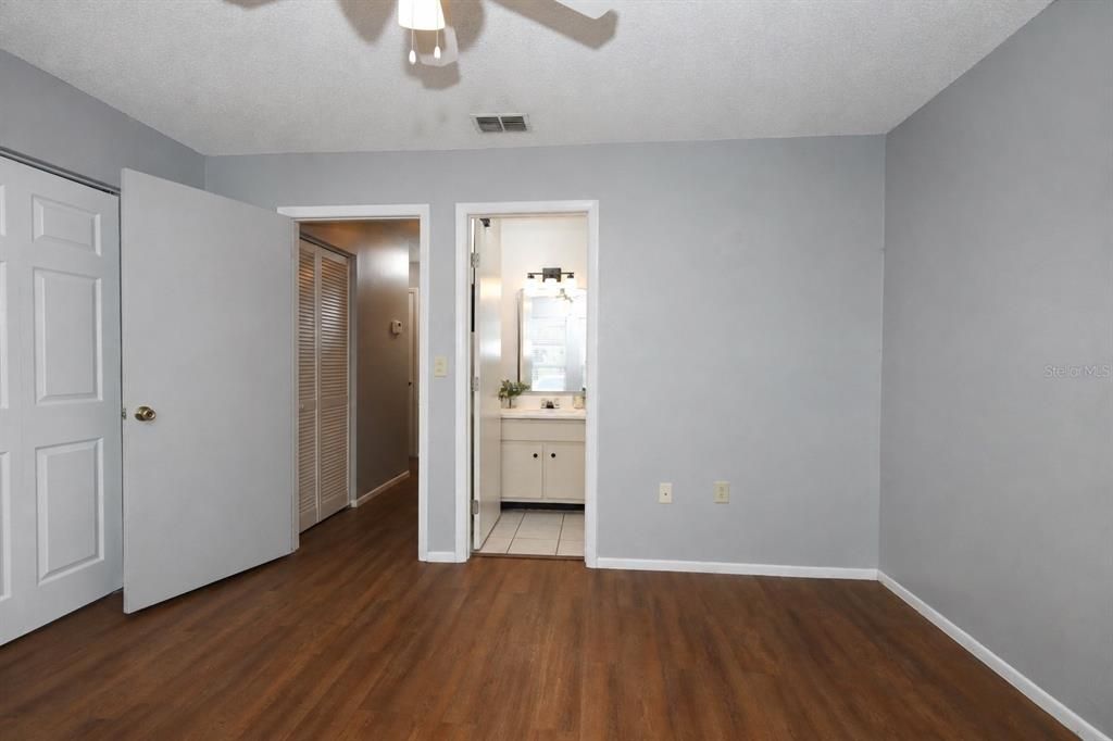 For Sale: $239,000 (2 beds, 2 baths, 934 Square Feet)