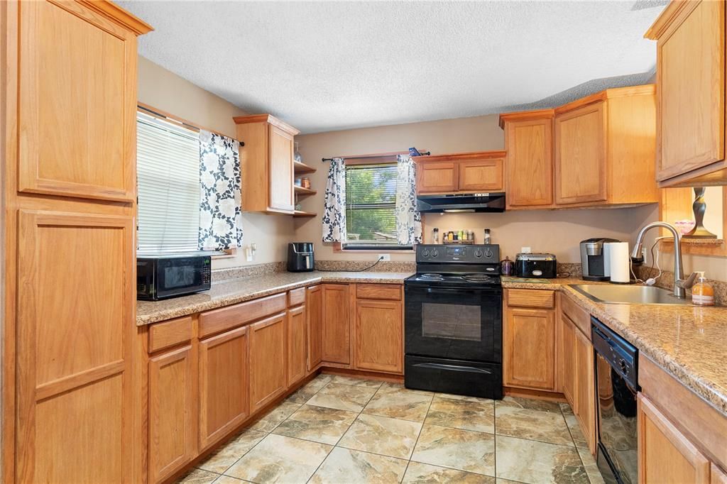 For Sale: $220,000 (3 beds, 2 baths, 1128 Square Feet)