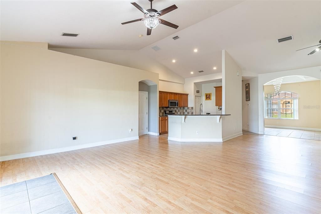 Activo con contrato: $325,000 (4 camas, 3 baños, 2400 Pies cuadrados)