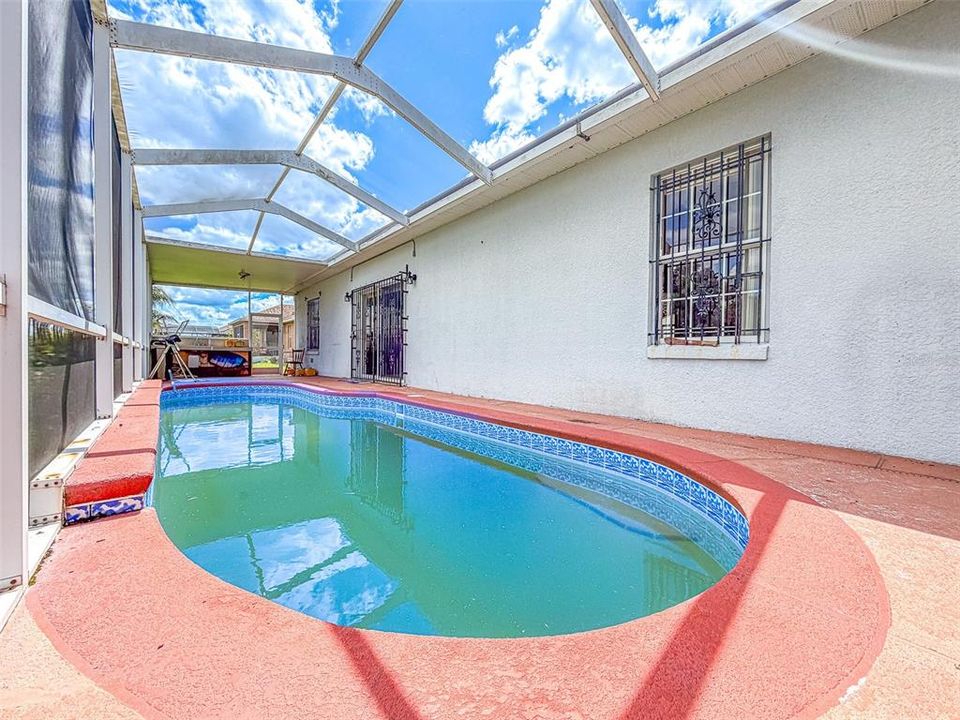 Activo con contrato: $325,000 (4 camas, 3 baños, 2400 Pies cuadrados)