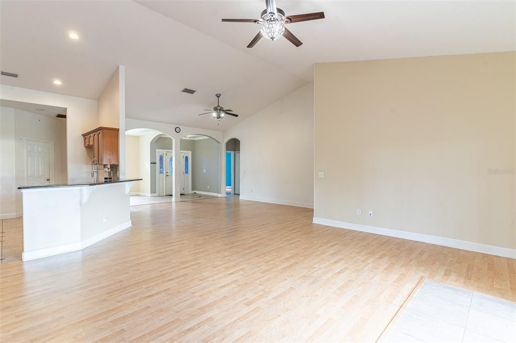 Activo con contrato: $325,000 (4 camas, 3 baños, 2400 Pies cuadrados)