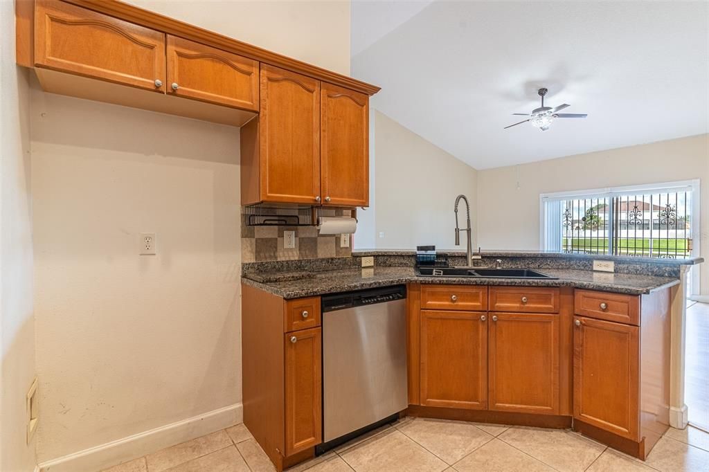 Activo con contrato: $325,000 (4 camas, 3 baños, 2400 Pies cuadrados)