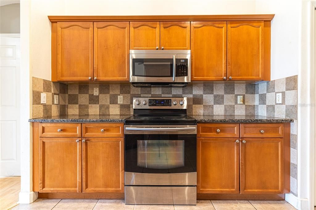 Activo con contrato: $325,000 (4 camas, 3 baños, 2400 Pies cuadrados)