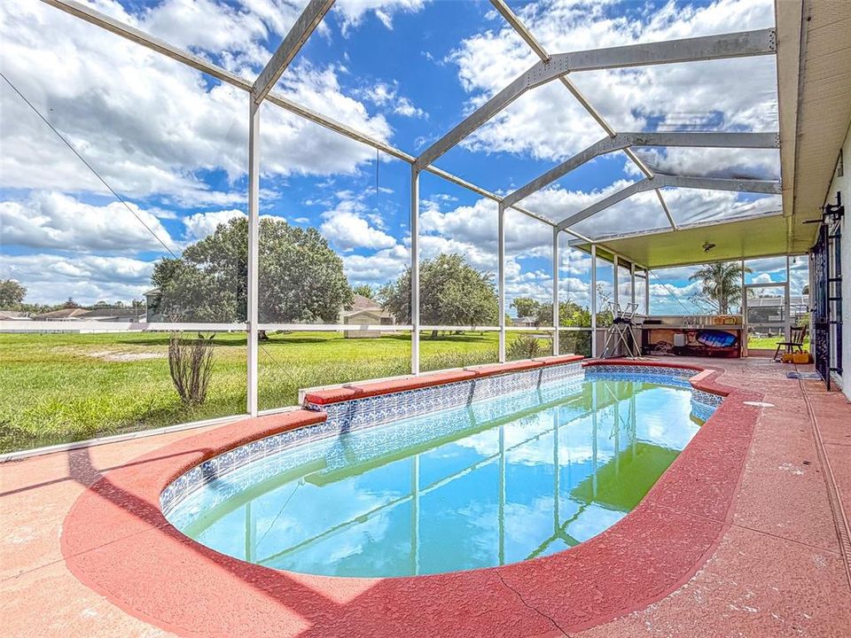 Activo con contrato: $325,000 (4 camas, 3 baños, 2400 Pies cuadrados)