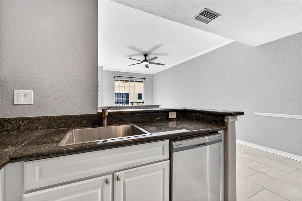 For Rent: $2,200 (1 beds, 1 baths, 884 Square Feet)