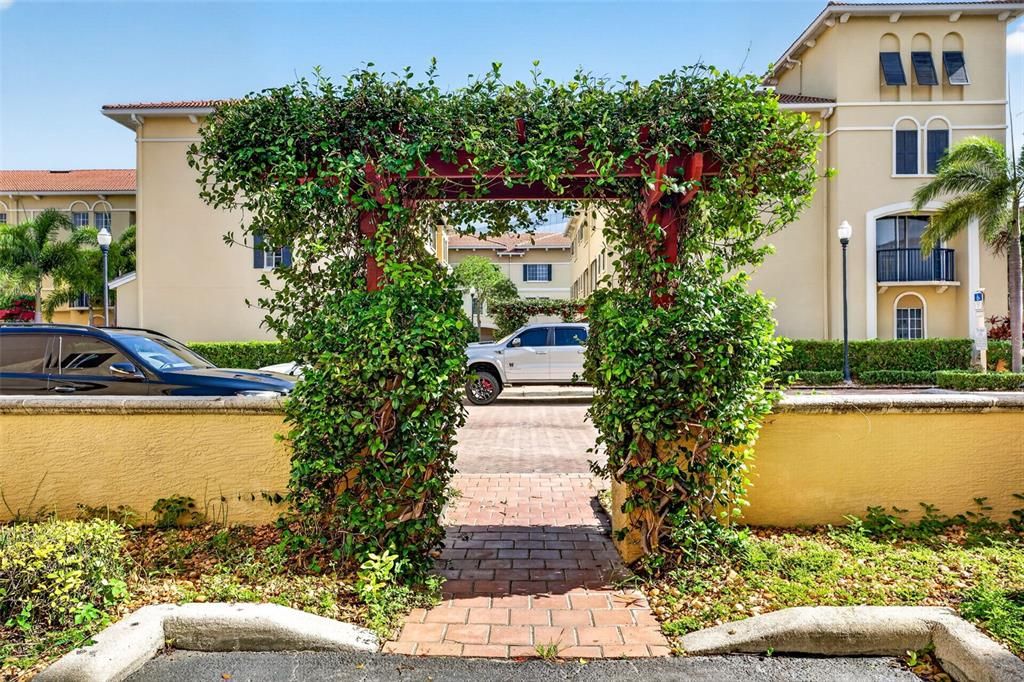 For Rent: $2,200 (1 beds, 1 baths, 884 Square Feet)