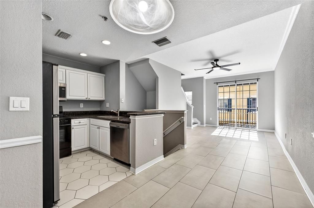 For Rent: $2,200 (1 beds, 1 baths, 884 Square Feet)