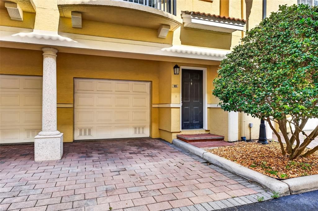 For Rent: $2,200 (1 beds, 1 baths, 884 Square Feet)