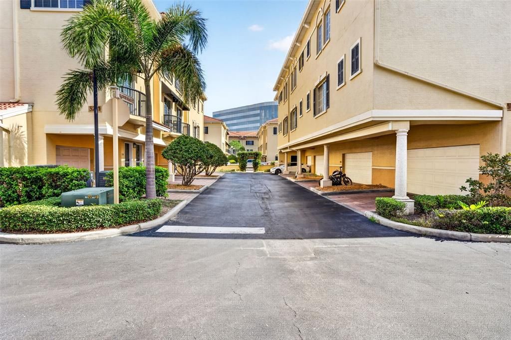 For Rent: $2,200 (1 beds, 1 baths, 884 Square Feet)