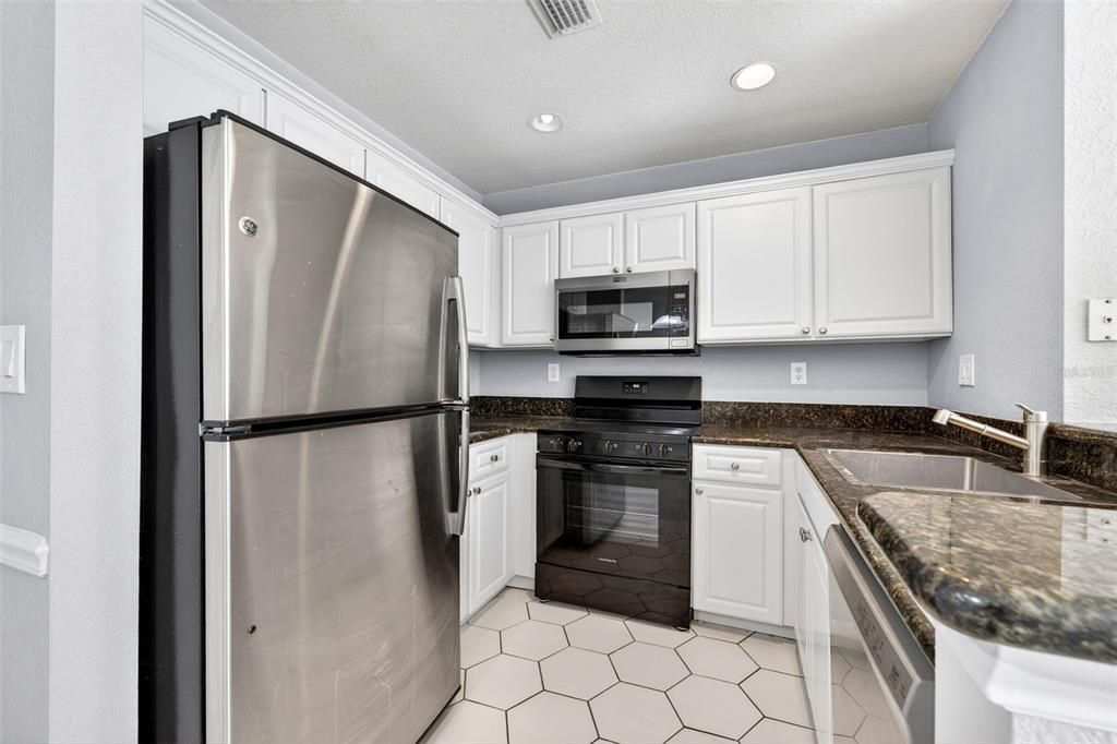 For Rent: $2,200 (1 beds, 1 baths, 884 Square Feet)