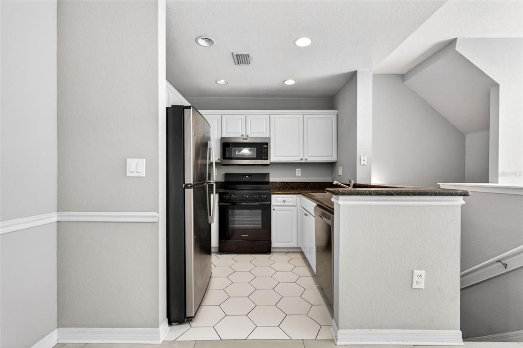 For Rent: $2,200 (1 beds, 1 baths, 884 Square Feet)