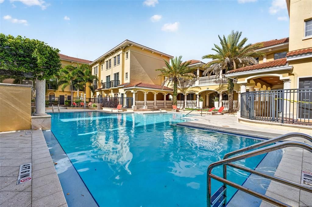 For Rent: $2,200 (1 beds, 1 baths, 884 Square Feet)