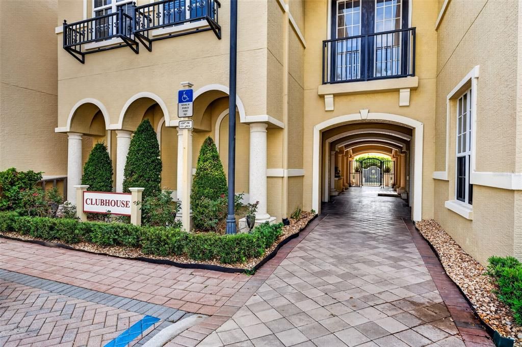 For Rent: $2,200 (1 beds, 1 baths, 884 Square Feet)