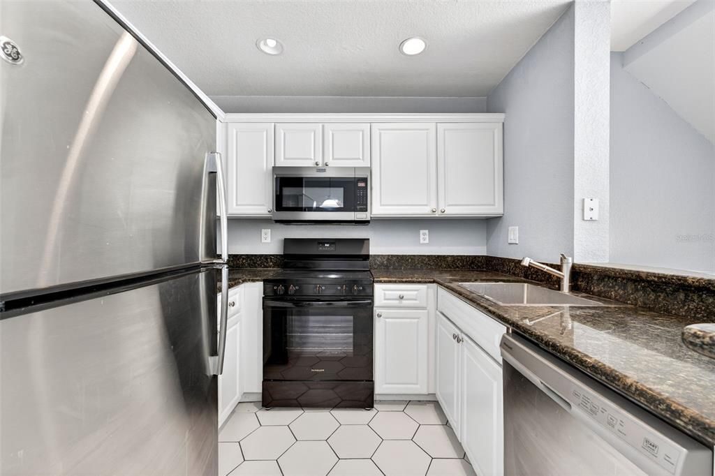 For Rent: $2,200 (1 beds, 1 baths, 884 Square Feet)